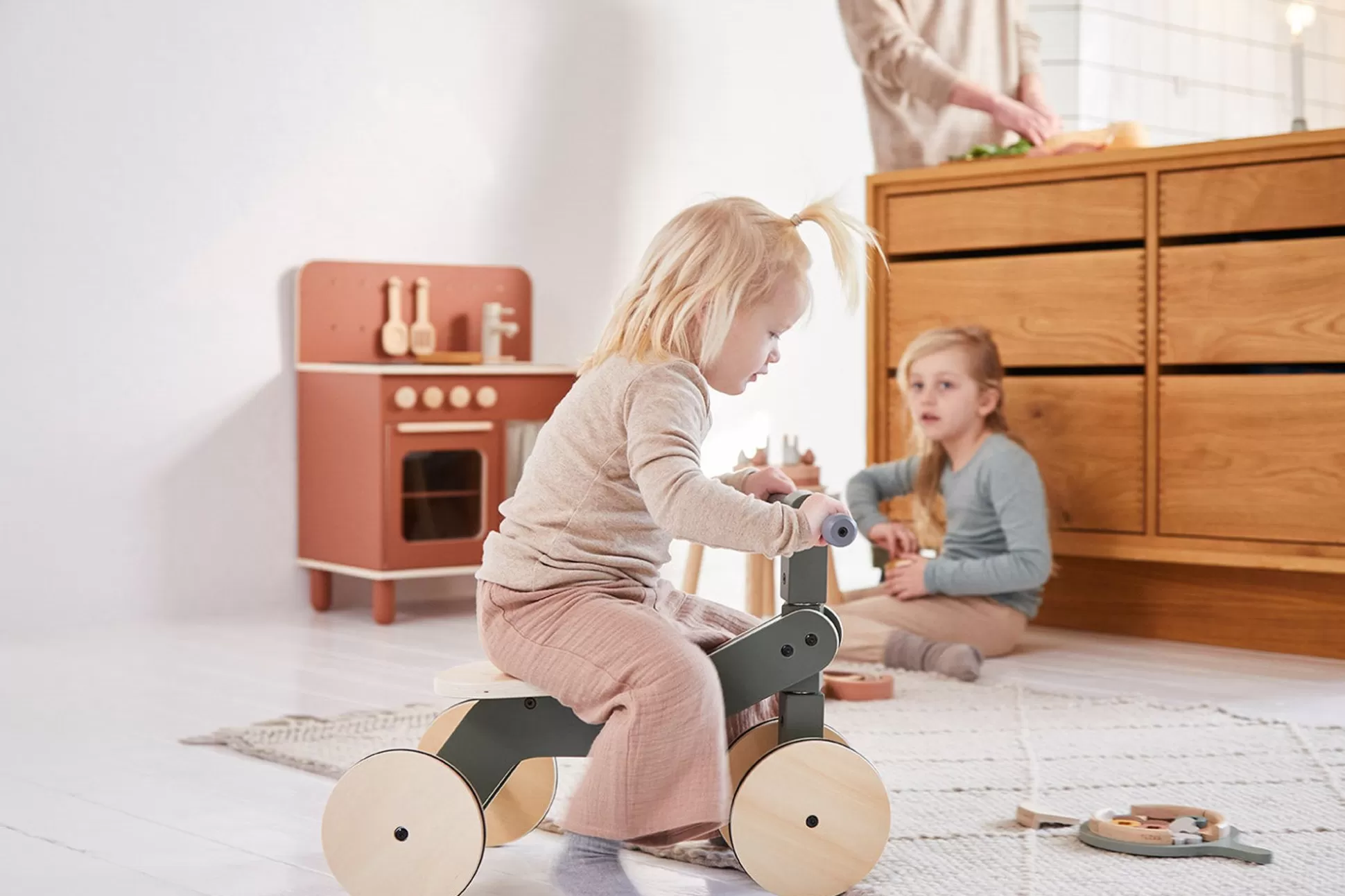 FLEXA Houten Speelgoed>De Balance Bike Voor Peuters Dusty Green/Birch Plywood