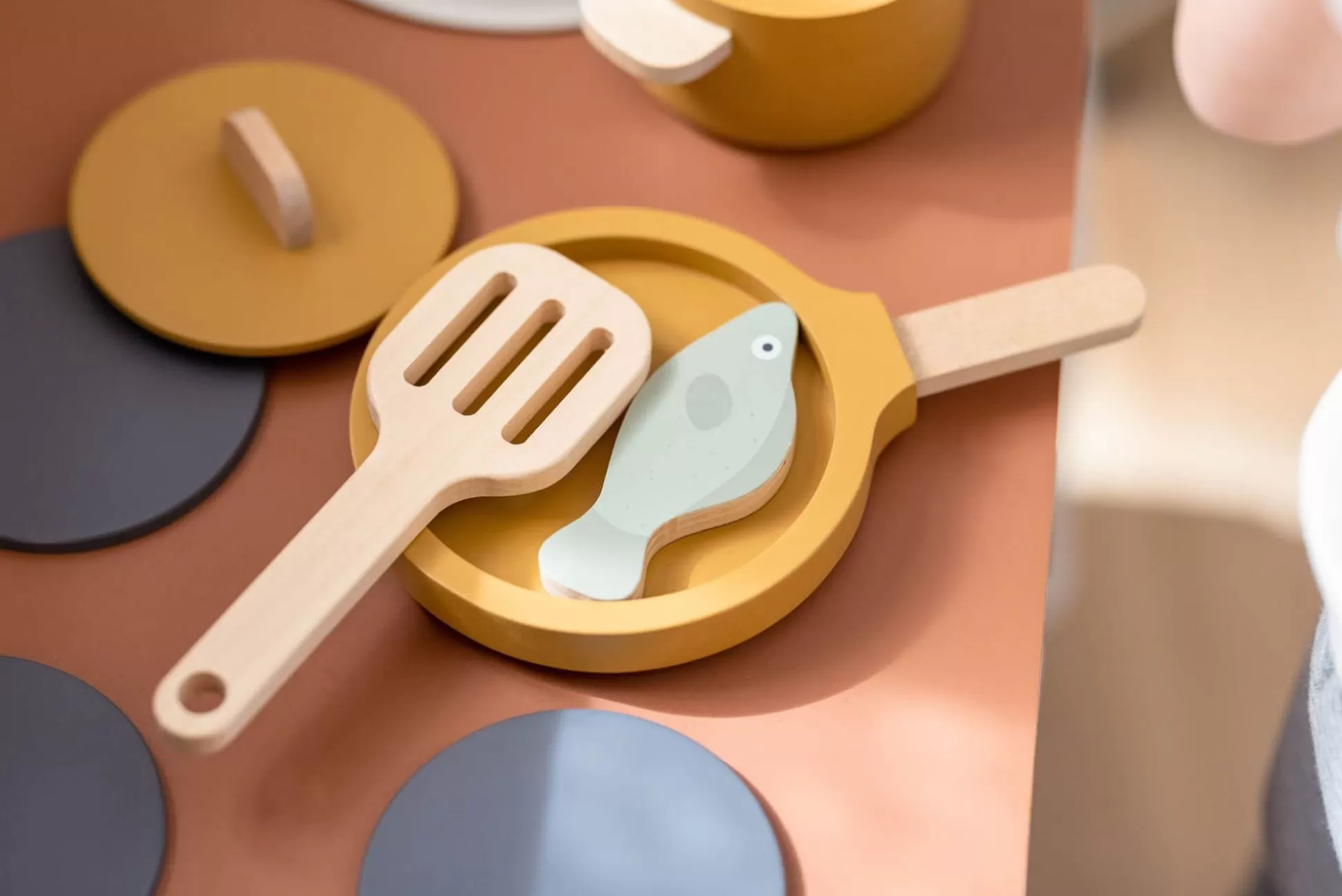 FLEXA Keuken, Gereedschap En Accessoires>Pot & Pan Mustard/Birch Plywood